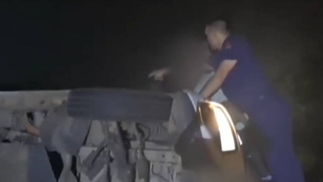 【#保亭消防员出差途中遇侧翻事故紧急救援】