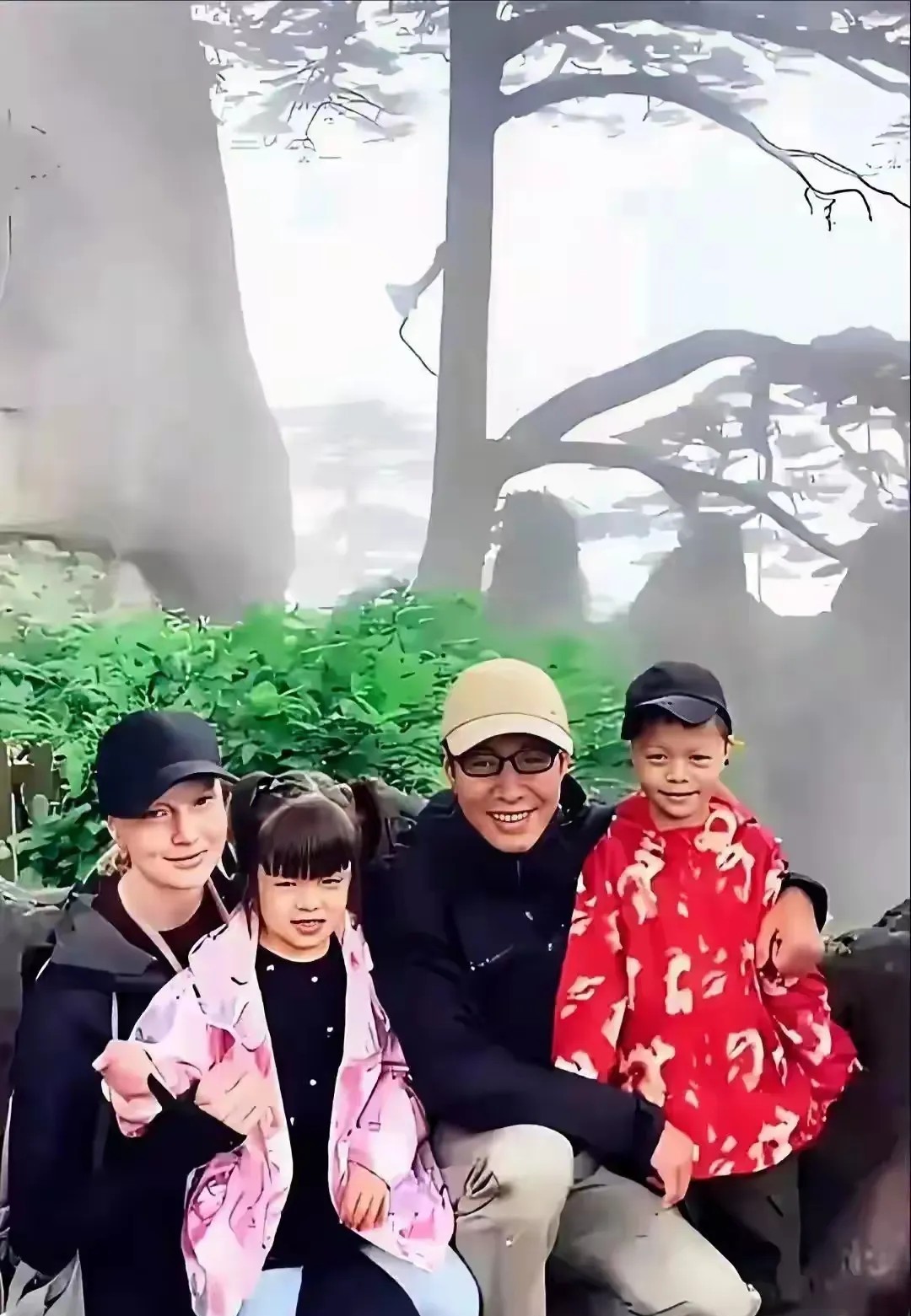 撒贝宁两个孩子，一点都没有混血的影子，一看就是中国血统。