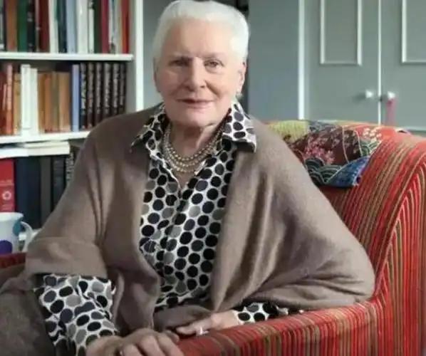 英国百岁女编辑，一针见血地指出：“从身体角度来看，男人实施了性行为后转身就走，似