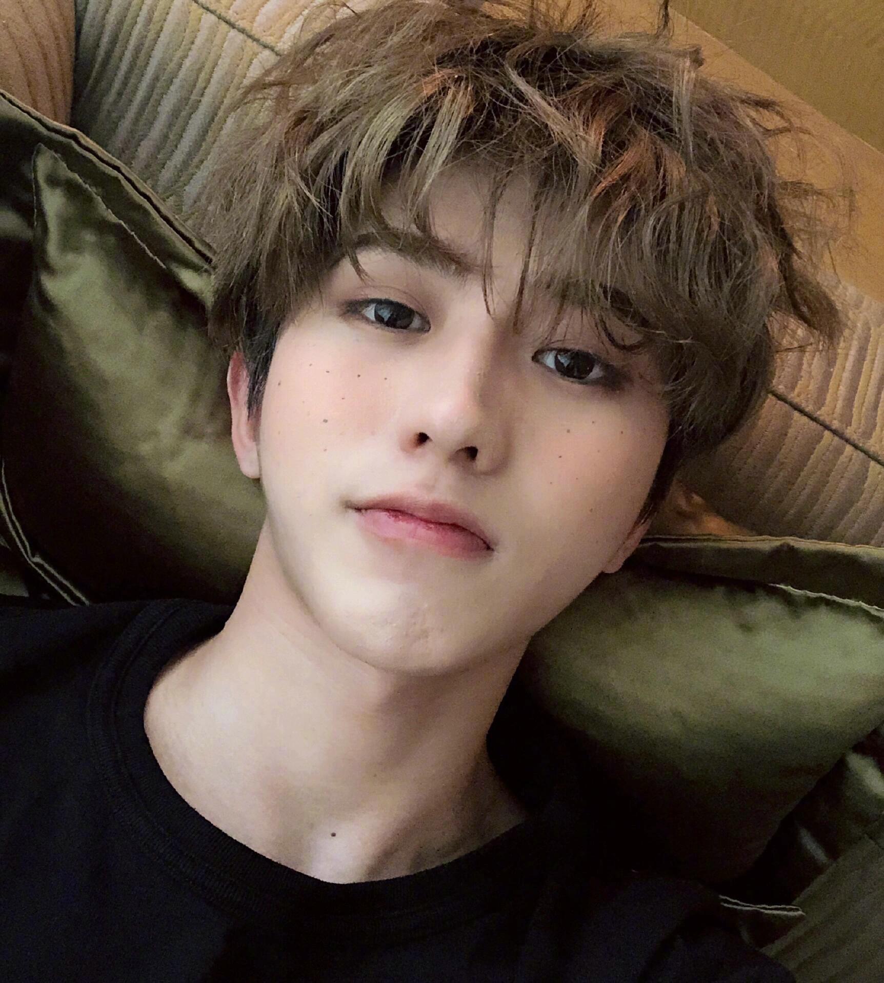 蔡徐坤的衬衫湿透了蔡徐坤衬衫能拧出水仔细想想，“湿身”这个词在蔡徐坤这里有了新定