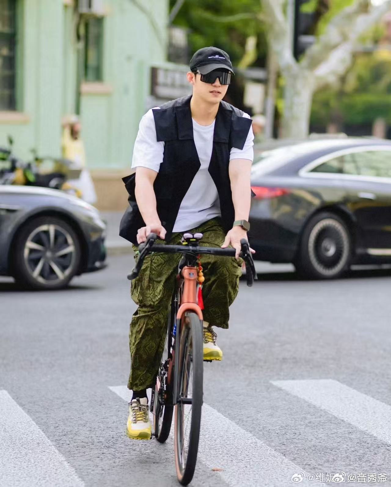 网友上海偶遇黄景瑜骑车上海街头也太容易偶遇明星了吧，黄景瑜骑车喝咖啡好惬意，马