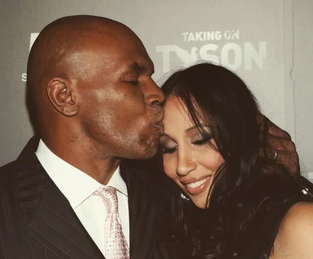 1988年夏，纽约豪宅的实木门在巨响中裂开。拳王泰森站在玄关，指节因用力泛白