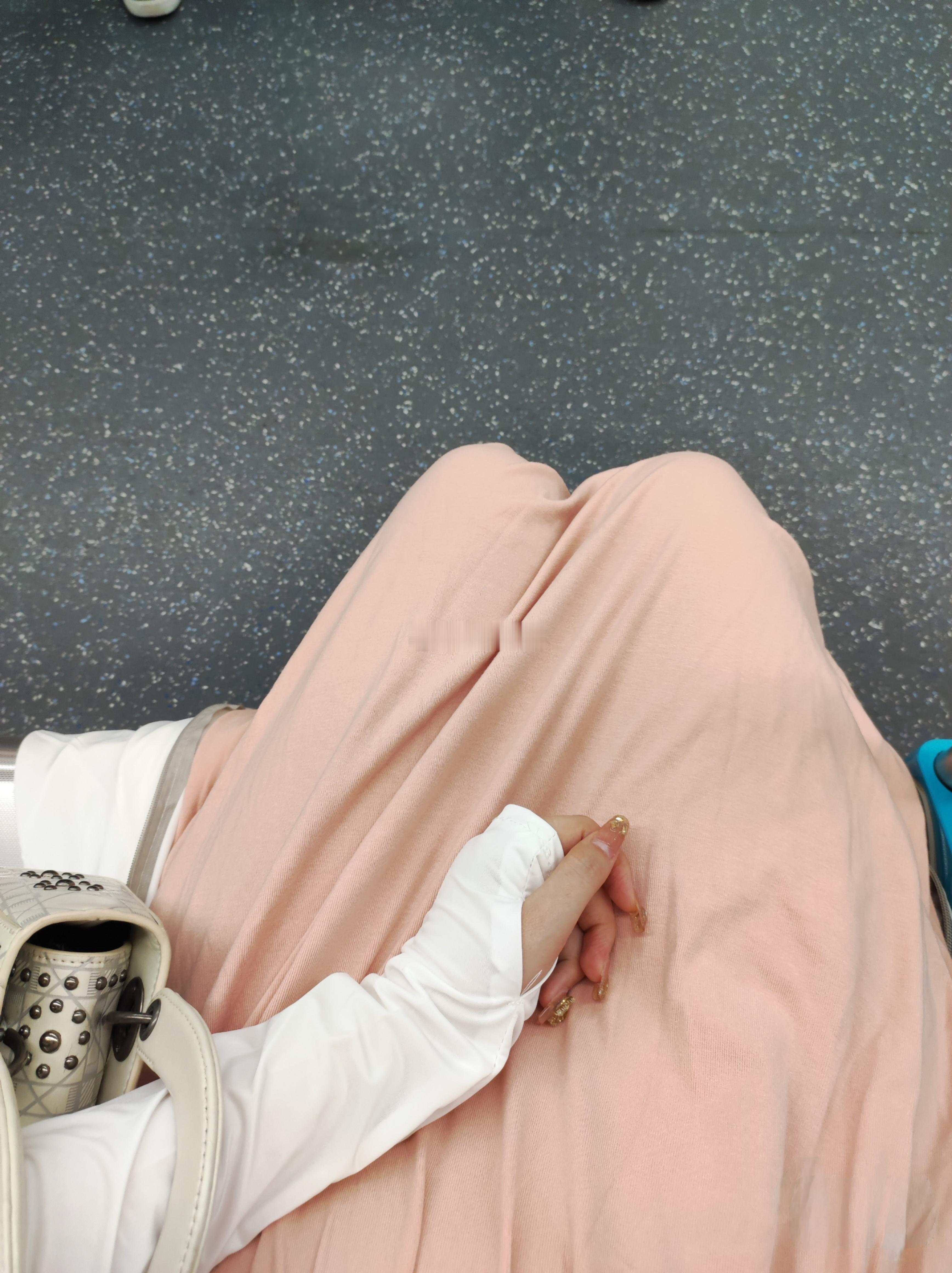 随手拍日常plog今日穿搭(ootd)一低头，越看这地板砖越熟悉，恍惚间回到了