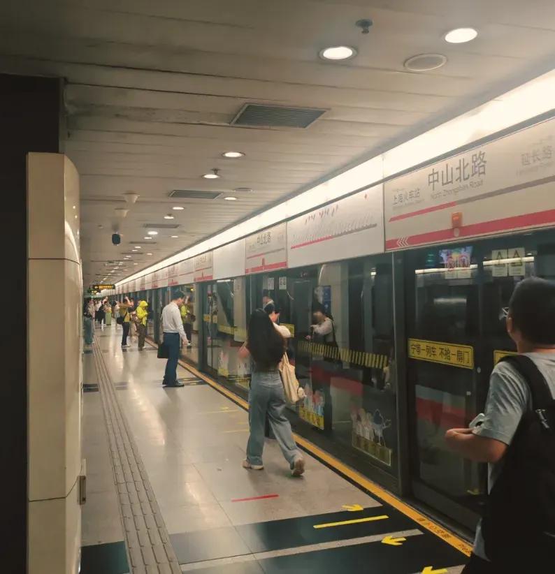 上海地铁将全线涨价，释放信号非同小可。两天前，上海发改委发布公告称，将在今年9月