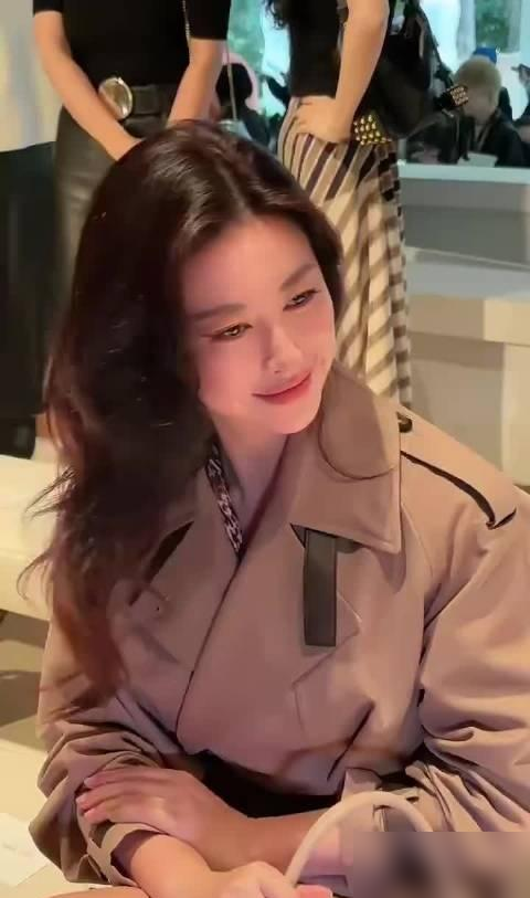 朱珠的美貌被高估了，在意大利米兰街头遇到她，真人个子不高勉强1米6，明明穿了高跟鞋腿还是很短身材比例