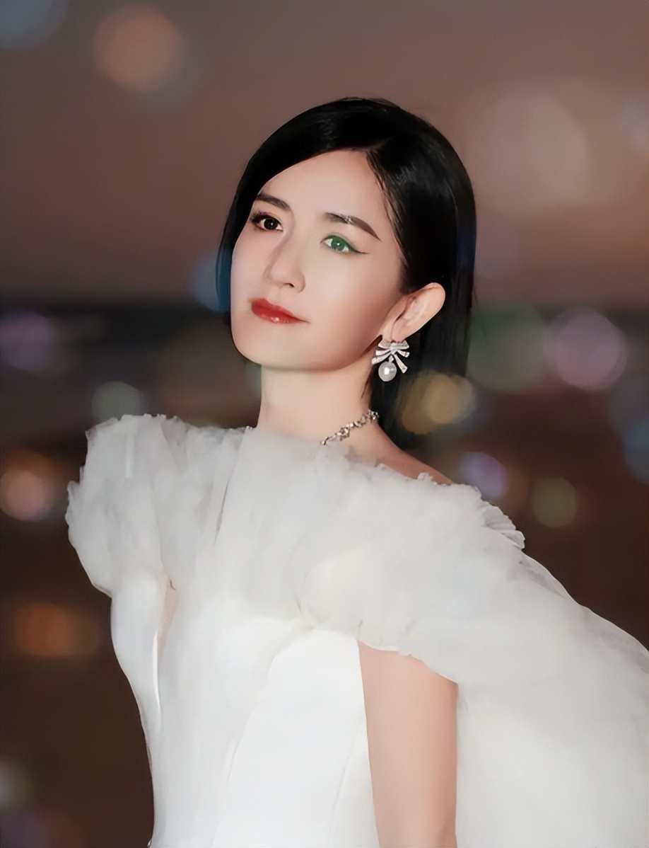 谢娜一个举动再次实现口碑暴增2025年10月，谢娜的名字出现在央视中秋晚会的
