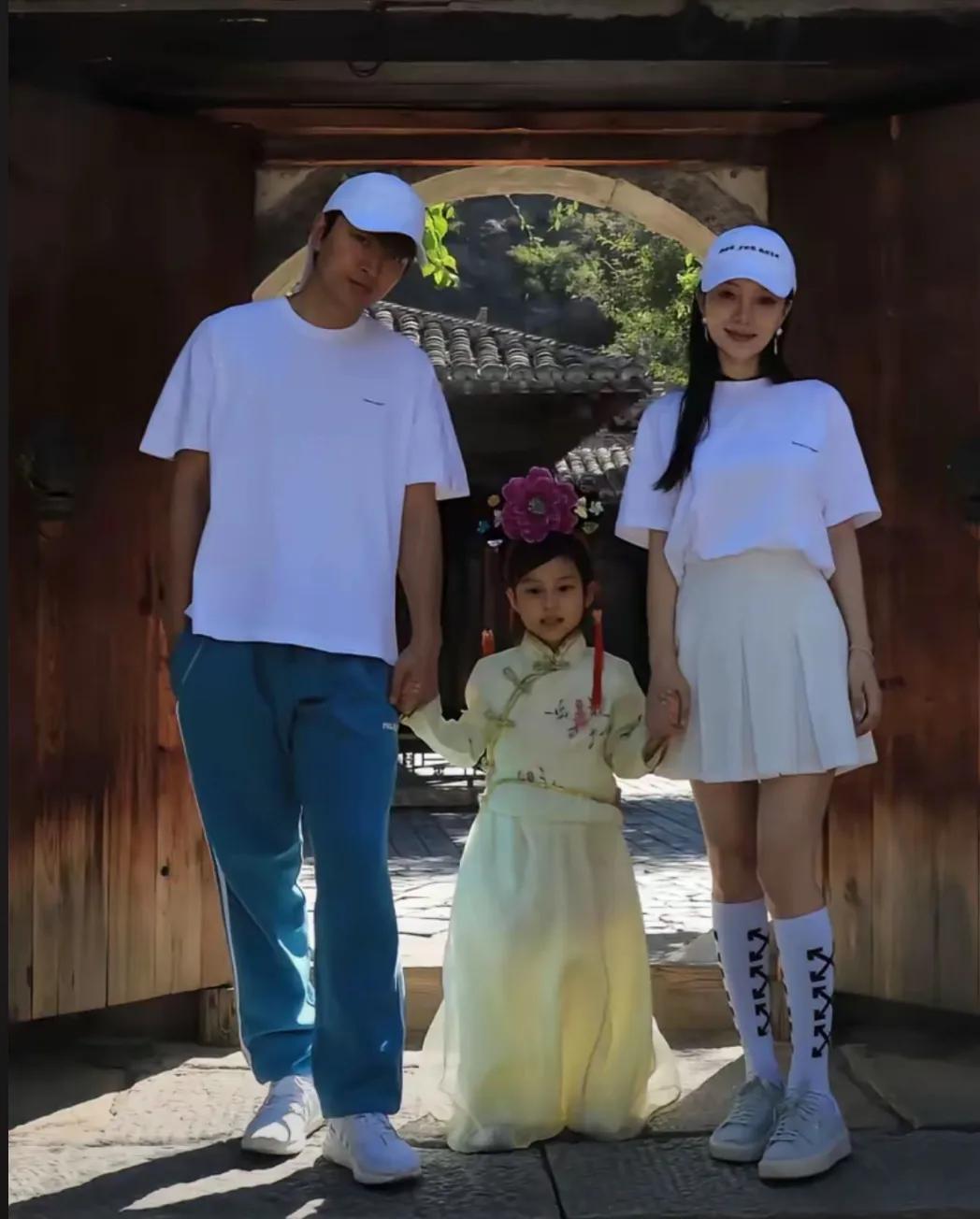 谁能想到啊，第一个出来回应李小璐、贾乃亮复合的竟是甜馨。李小璐和贾乃亮的感情恩怨