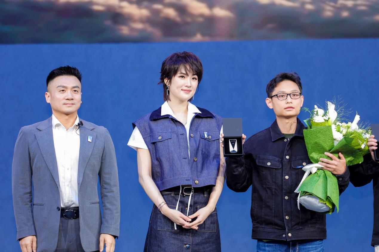 谁能想到广州车展的科技圈名场面，被姚安娜贡献了！面对“华为超4000员工选择阿维