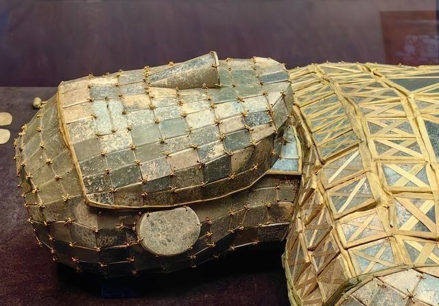 1968年，解放军某部在河北满城发现刘胜墓，郭沫若赶到现场后，径直走到北面100