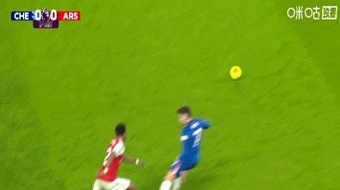 今晚足球圈直接炸锅！谁是世界第一后腰，这下看得明明白白？切尔西的凯塞多今天拼