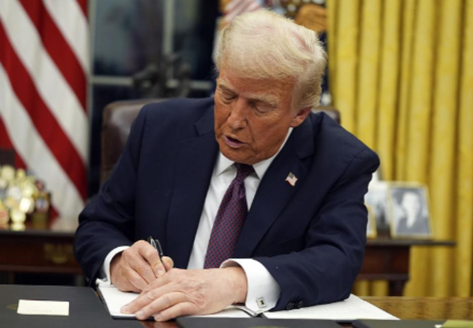 美国终于拿出对中国的经济王牌。 中美经济战已经不可避免。 最近美国又开始