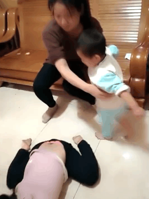 实拍: 有了二胎后, 宝妈对老大一脚踢开, 把小宝搂到怀 网友: 不会教就不要生!