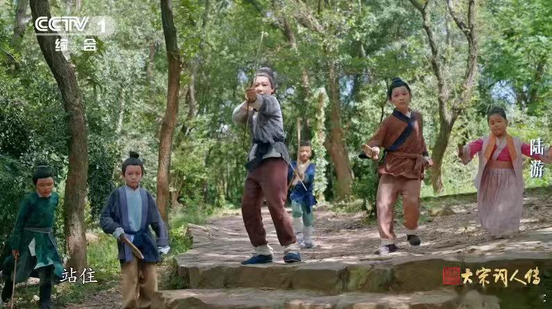 撒贝宁的这次表现堪称育儿教科书。他理解孩子们的好奇心，于是用精彩的故事来满足他们