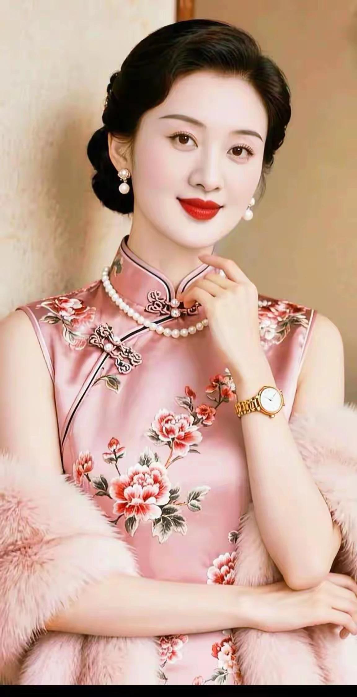 徐娘半老风韵存。玉珠圆润显风情。人生难得是清欢，独来独往任我行。