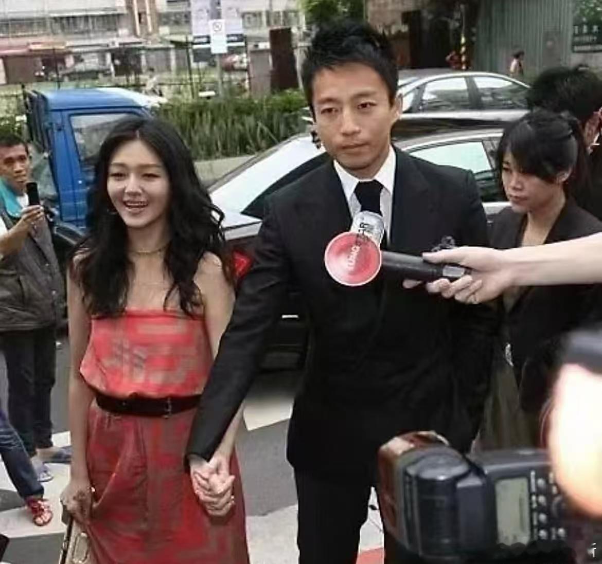 大S最风光的时候就是这会了吧，那时汪小菲是京城四少，帅气多金，妥妥的优质金龟婿，