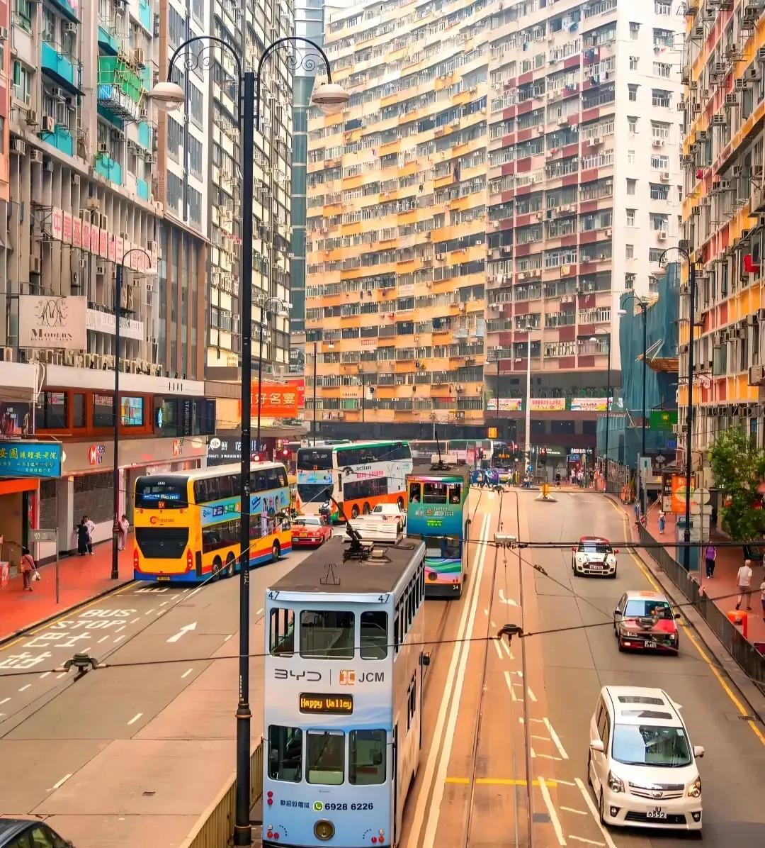 一个在香港定居的朋友告诉我的真相:1.外来人员在香港要随身携带港澳通行证，