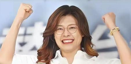 郑丽文出手时间巧妙，725上凯道是一箭双雕，尹乃菁回应来了，“姐妹花”重归于好？