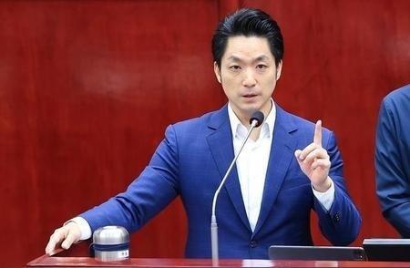 蒋万安还是太嫩。725之后，见民进党置之不理，卓荣泰不仅没有辞职，还把职任推给了