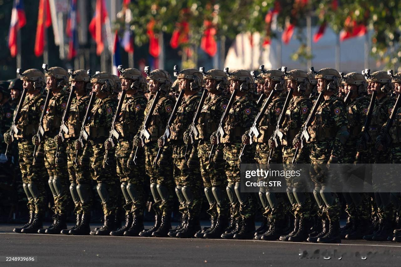 🇱🇦在万象举行的庆祝老挝人民民主共和国成立50周年阅兵式上，老挝人民武装部队