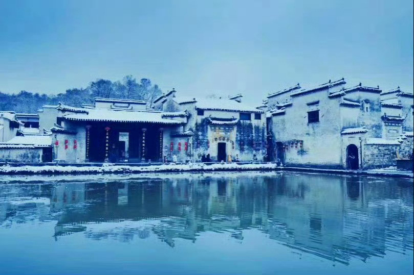 冬日徽州一场雪，如诗如画醉宏村。