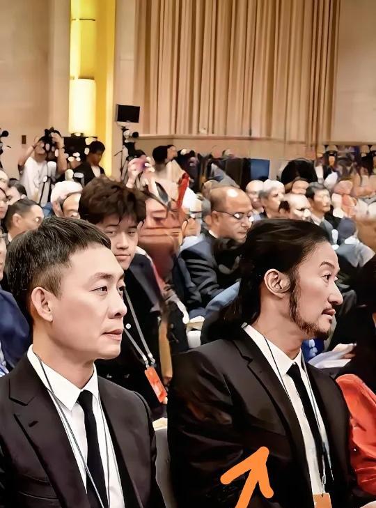 吴京的近照，留着长发、长胡须，有的网友不问青红皂白地就议论纷纷。