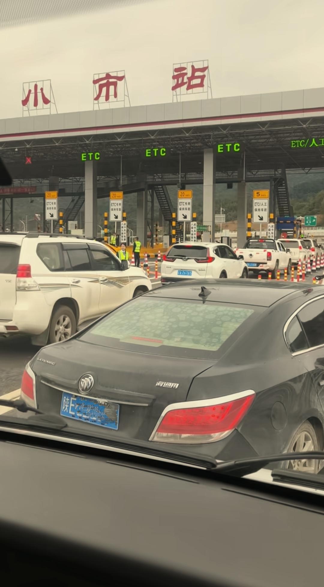 本桓高速公路开通后，来本溪旅游的外地游客是越来越多了。国庆假期前一天有热心市民在