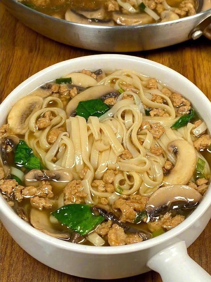 这个口蘑肉末汤面真的是一绝！巨好吃！​​​