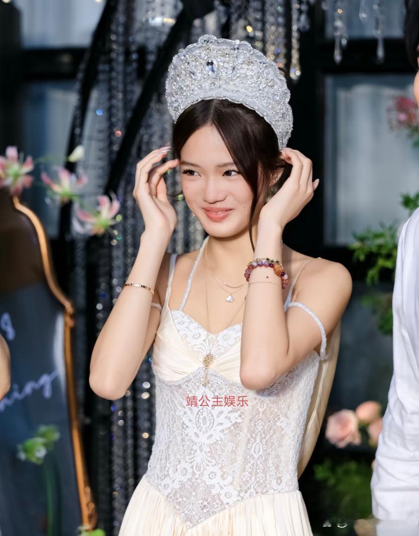 钟丽缇为二女儿张思捷举办18岁生日派对！一家四口盛装出席，仪式感满满！夫妻俩帮张