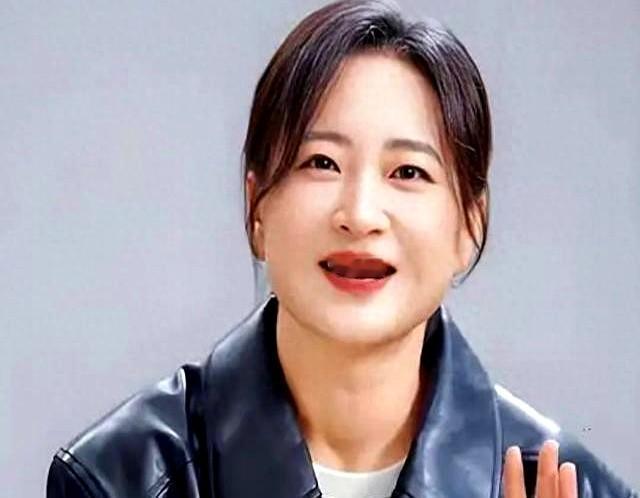 高手从不让尴尬落地。贾玲一进门，开玩笑“抱怨”张小斐没给自己争取角色，哪怕演