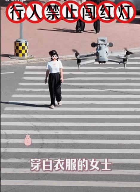 “上新华社了！”黑龙江街头，一名白衣女子正在过马路，明明前方亮着红灯，她却没有停