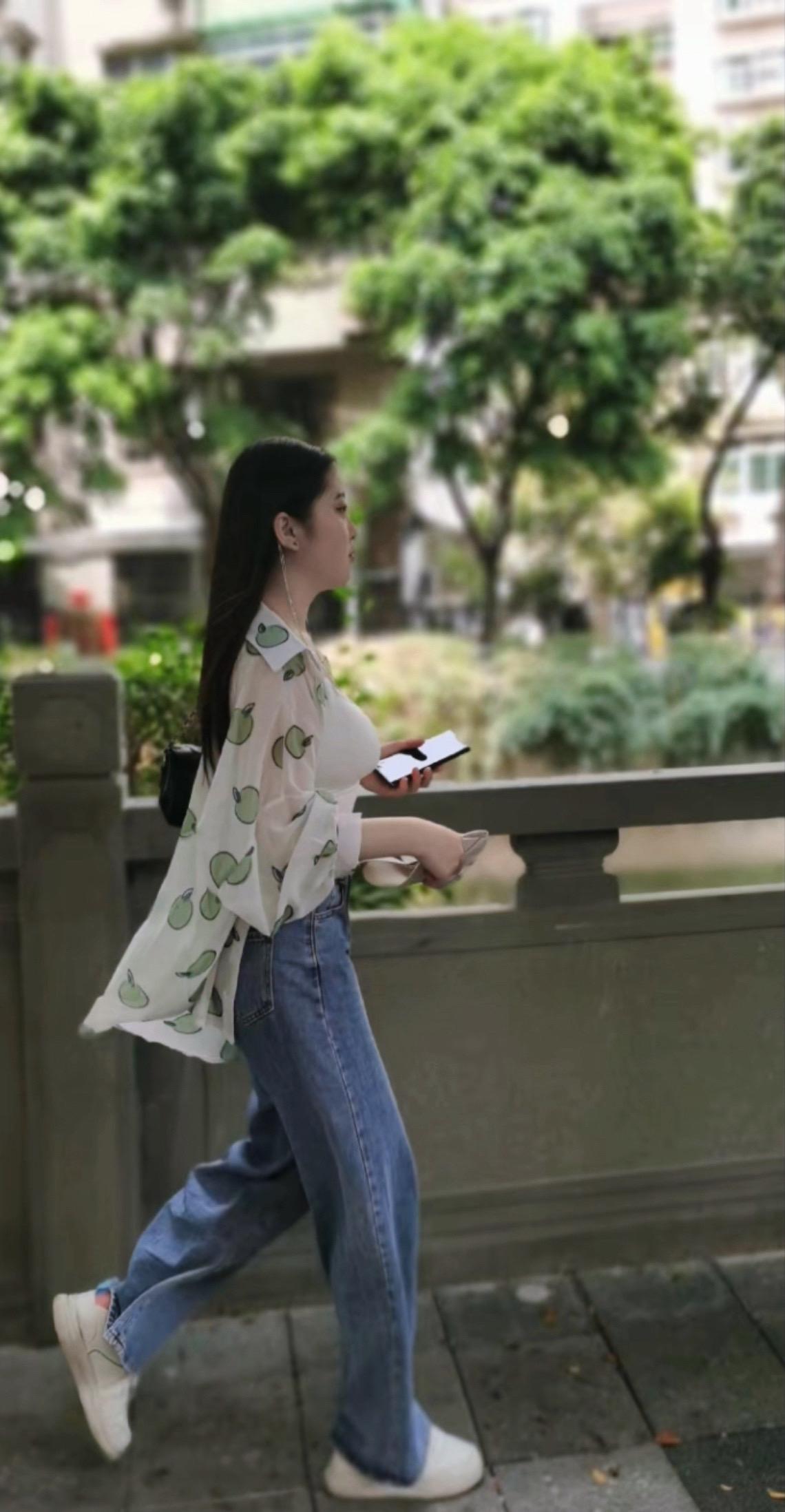 终于意识到现在不是一个人