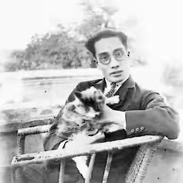 1977年乌江畔，当我军清理河道时，一块生锈的怀表从淤泥中露出，表盖上“徐恩曾