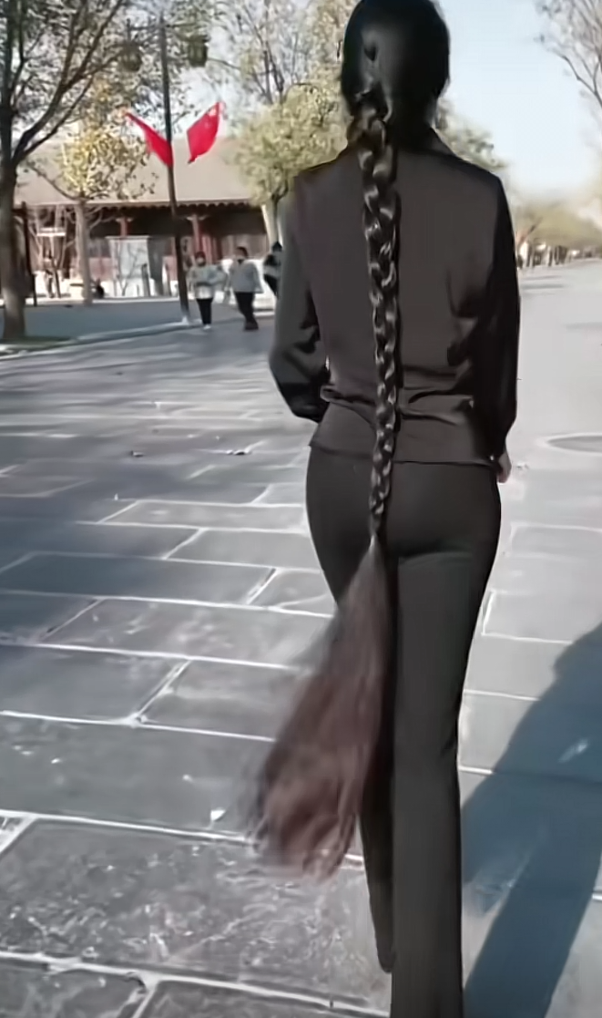 这么长的头发生活方便吗？