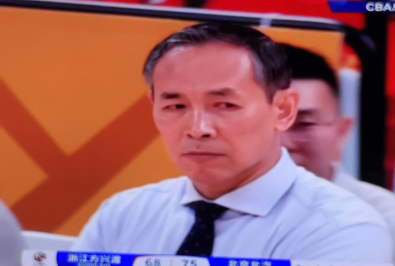 朋友，看完总决赛第一场，使我想到广厦队在前两次总决赛上被辽宁队横扫的惨状儿。哪怕
