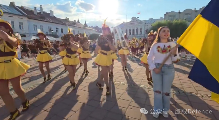 除了在乌克兰国内，乌克兰国旗日当天，还有数百人聚集在布鲁塞尔欧盟议会大楼外，展开了一副30米长的乌克