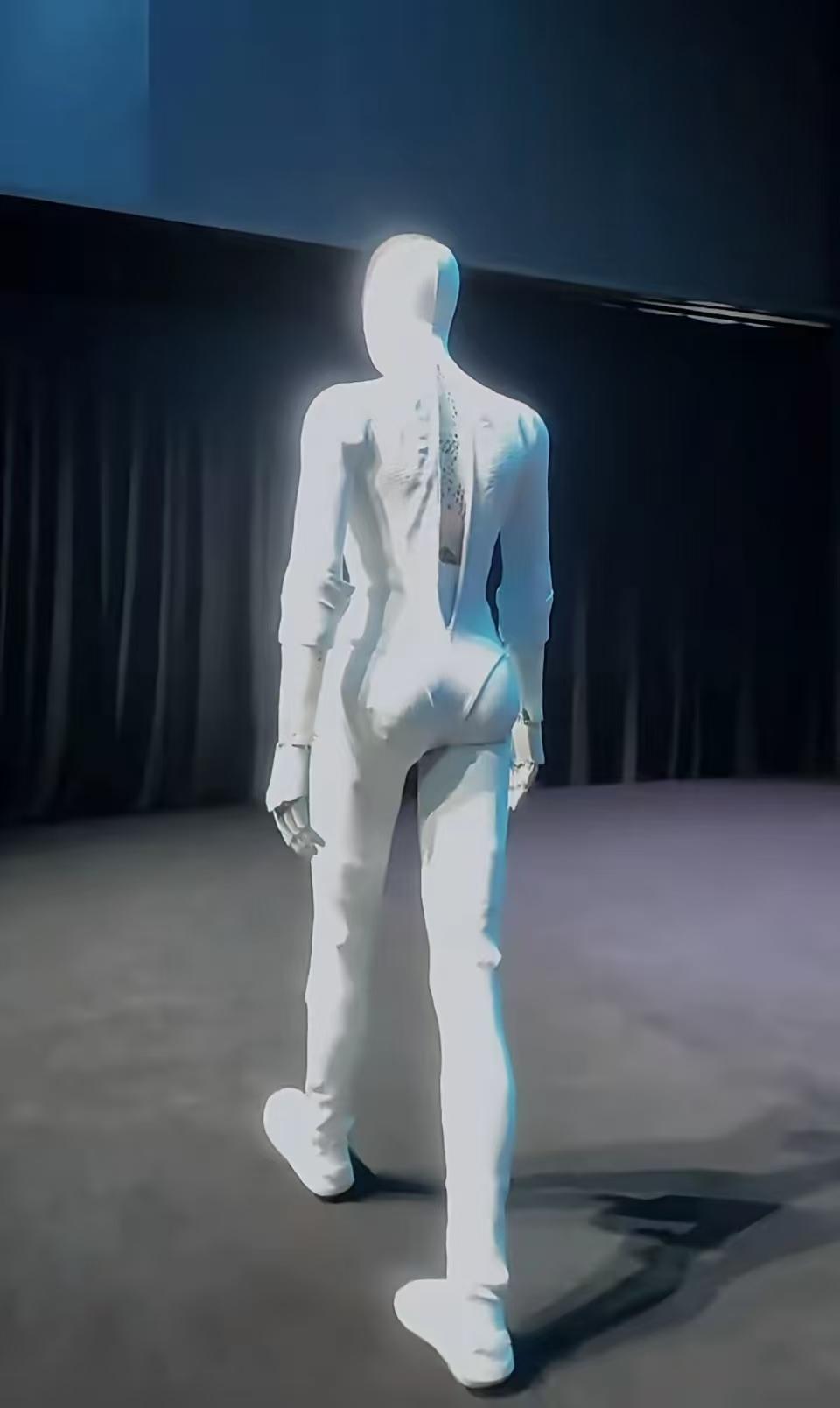 随着我们国内机器人的发展。我认为要分出高下现在很难评论。但是我有个建议。那就