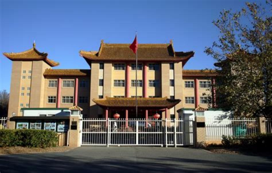 美国和澳大利亚合伙在中国大使馆的混凝土里装了三百多个窃听器，美国利用窃听器窃取了