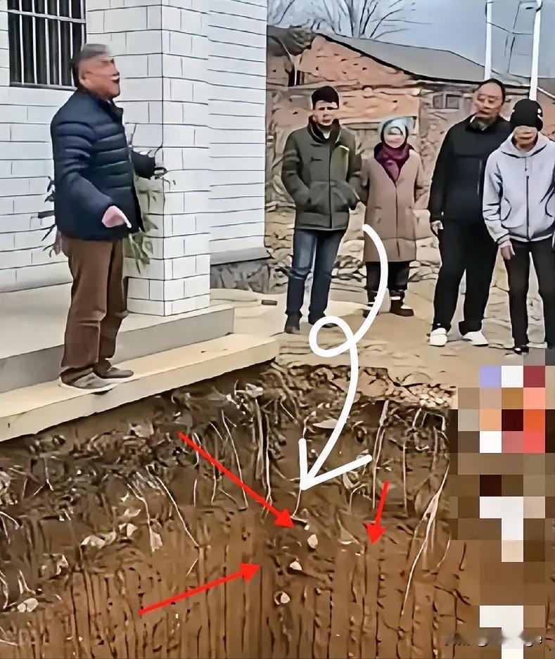 为宅基地反目成仇？大爷嘶吼拦建房邻居直接挖大坑，这哪是邻里，分明是“战场”