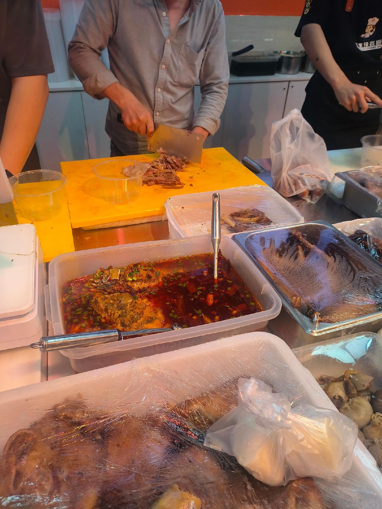 😋口味：宝藏卤肉店，在他在他家买过猪头肉，大肠，羊蹄，羊杂，香肉等等。他家的特