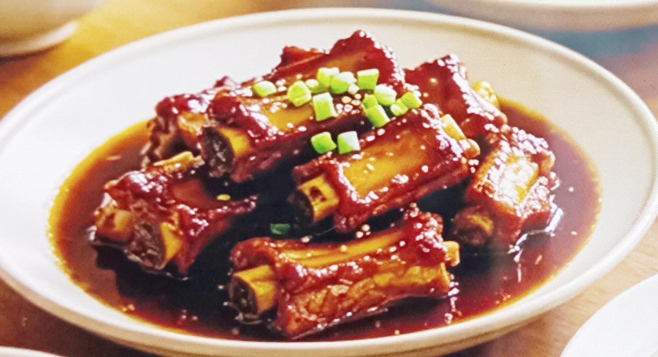 孙子回来第二天，中午做了四个菜：红烧排骨、地三鲜、蒜蓉粉丝虾煲和一个青菜。孙子直