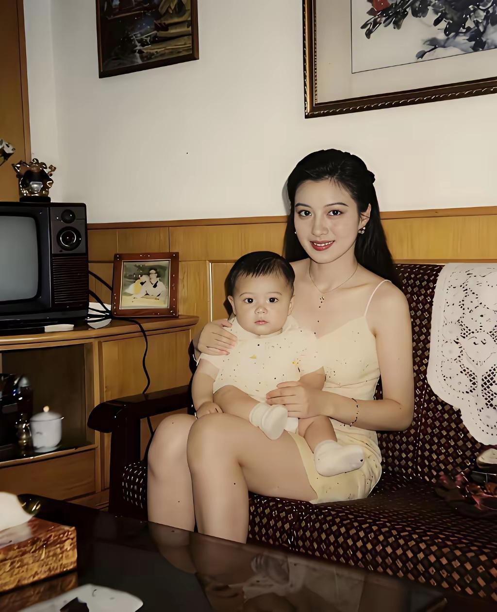 一张80年代的旧照片。那时，多数家庭都只有黑白电视，不过电视柜、沙发和茶几皆是新