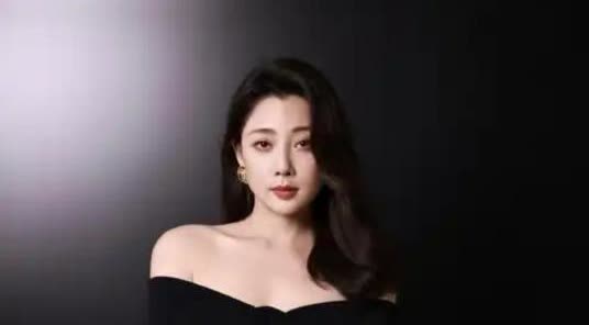 当年，殷桃在富豪孙东海的疯狂追求下，成为了他的女人，没想到孙东海还忘不了女星李小