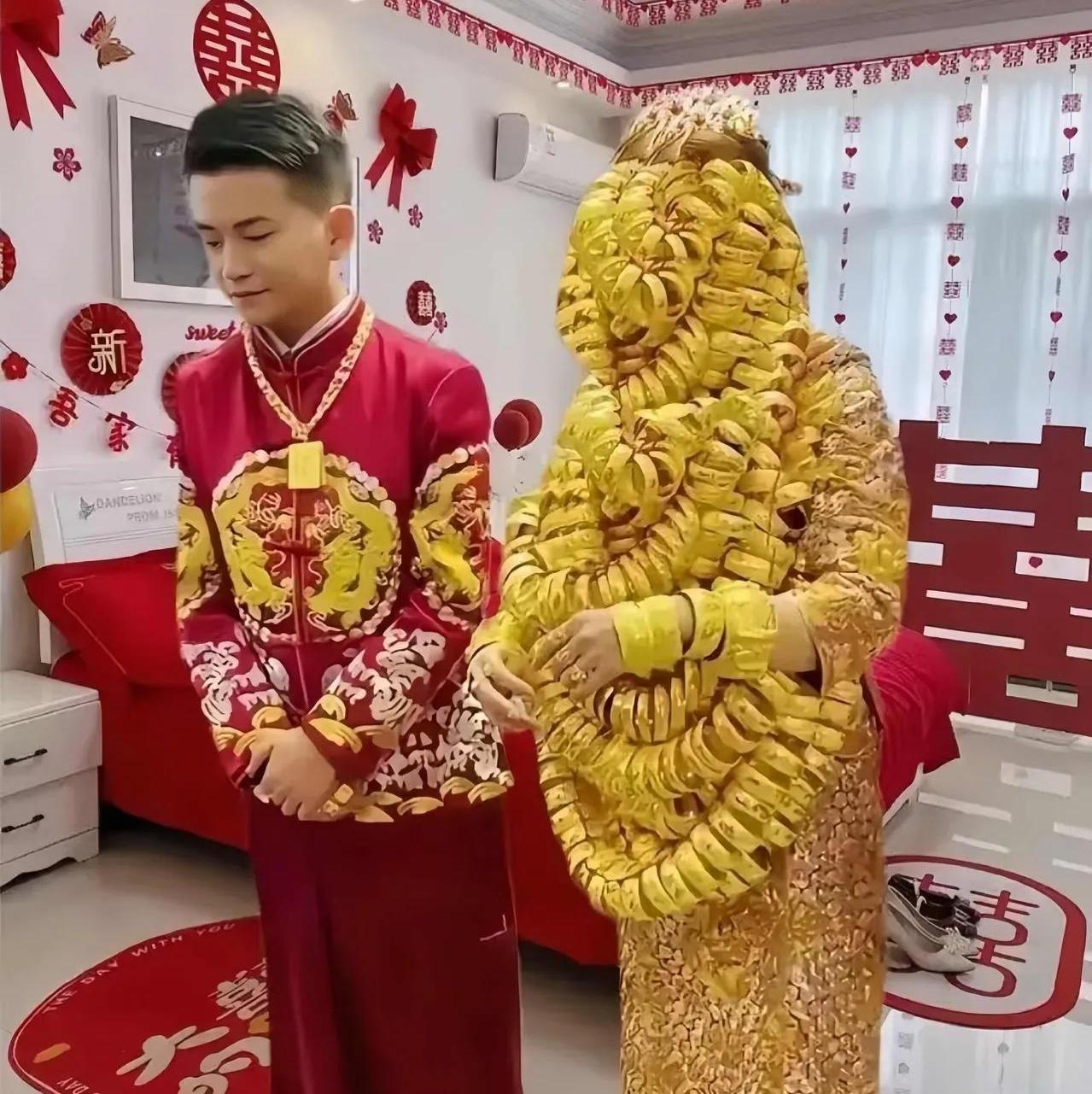见过这么豪横的婚礼吗，新娘满身挂满金饰这婚礼场面真的把我看呆了！新娘