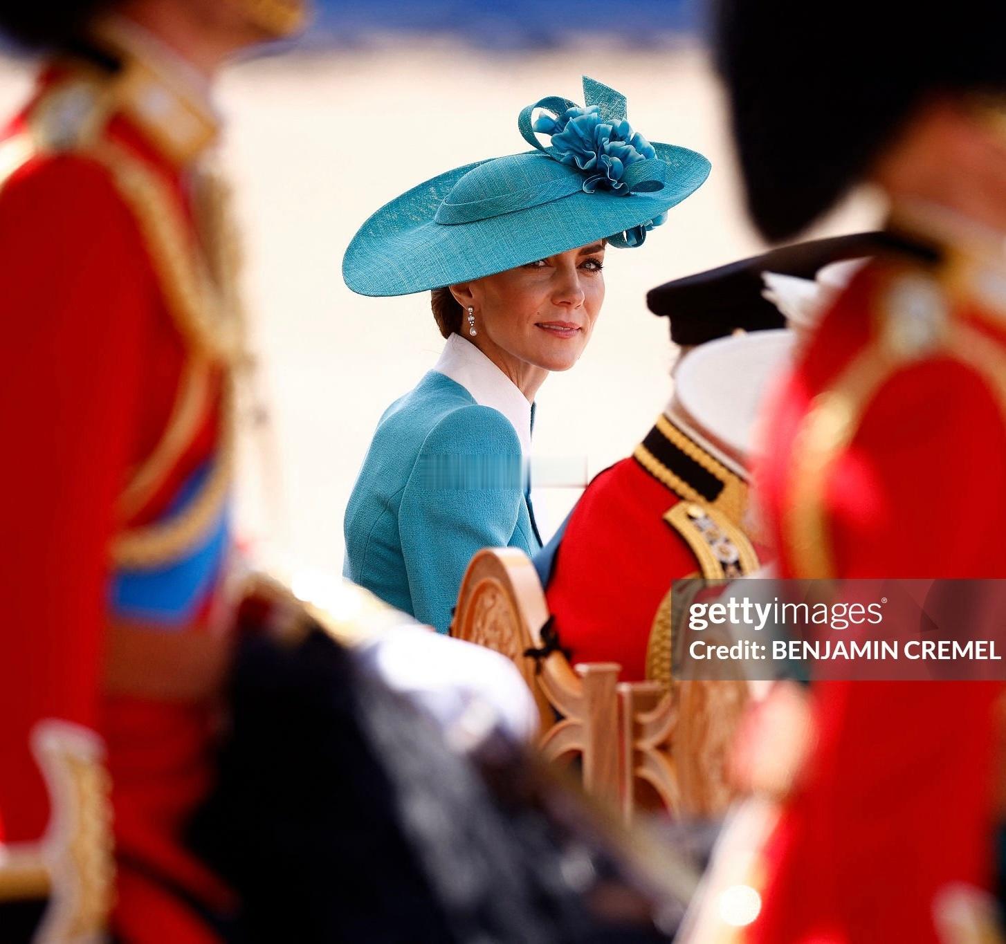 今年的国王生日皇家阅兵👇凯特的水蓝色长裙来自CatherineWalker，