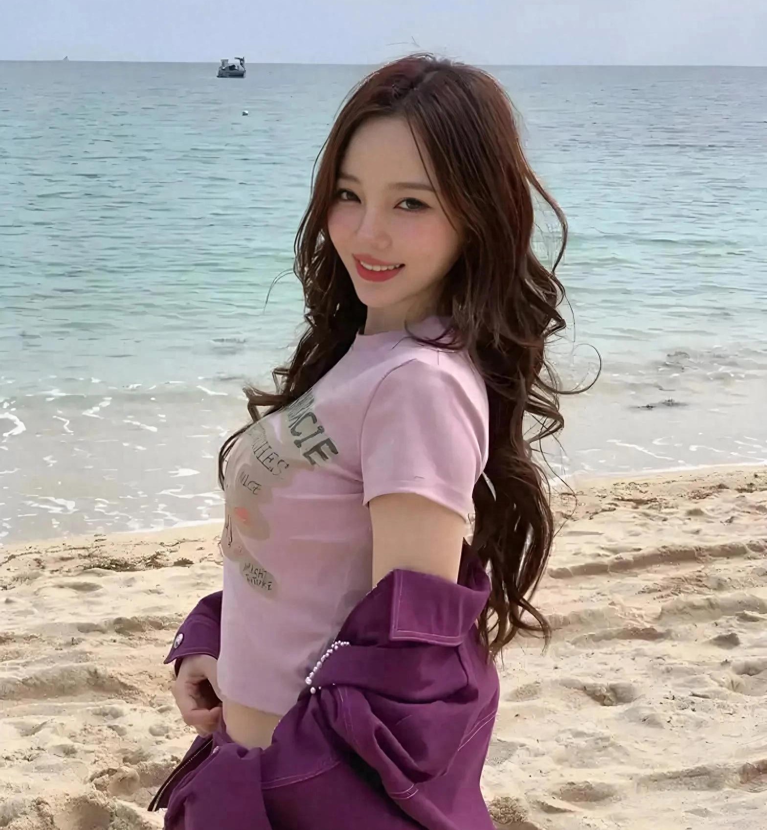 43岁李小璐，白白嫩嫩，甜美可人，身材太逆天了