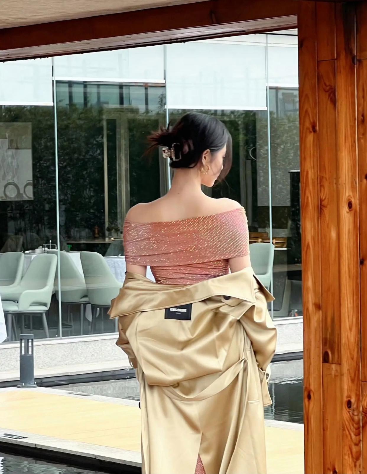 许佳琪性感的紧身深v礼服