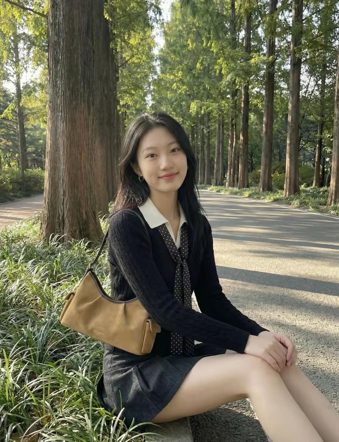 林间小憩，笑语盈盈。