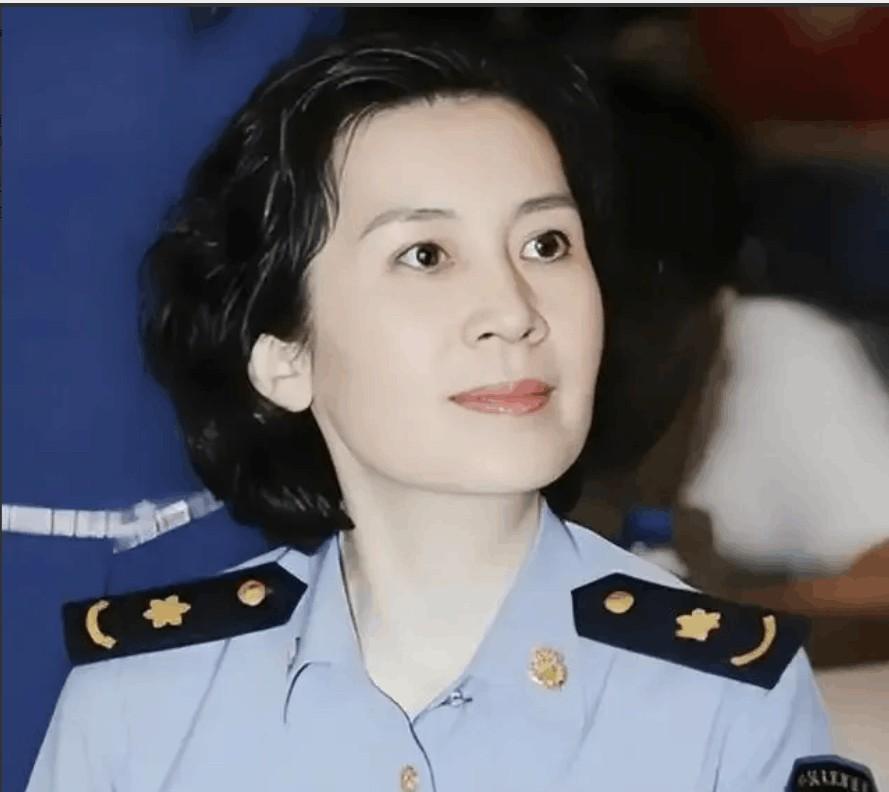 好喜欢这一位演员，虽然现在是不温不火的，但她也是属于八九十年代的自然美女，演技跟