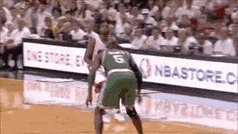 2012年东部决赛上，巅峰韦德在快攻时面对加内特的单防使出了一个欧洲步假动作，当