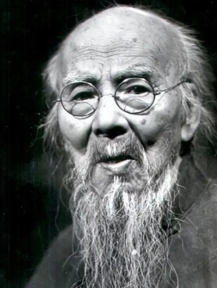 1947年，李可染带画作拜见齐白石，齐老坐在躺椅上随手翻看。看过几幅后，齐老突然